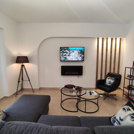 Grey Swan - Modern & Stylish Apartment With Private Parking Volos Ngoại thất bức ảnh
