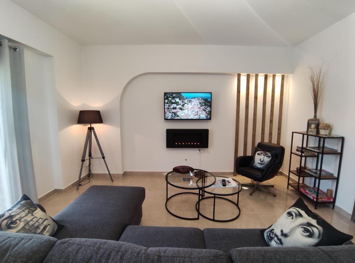 Grey Swan - Modern & Stylish Apartment With Private Parking Volos Ngoại thất bức ảnh